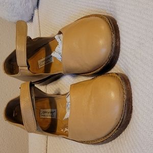 Spyr light tan size 8 leather loafers